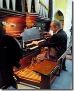 Organist Tomasz Nowak